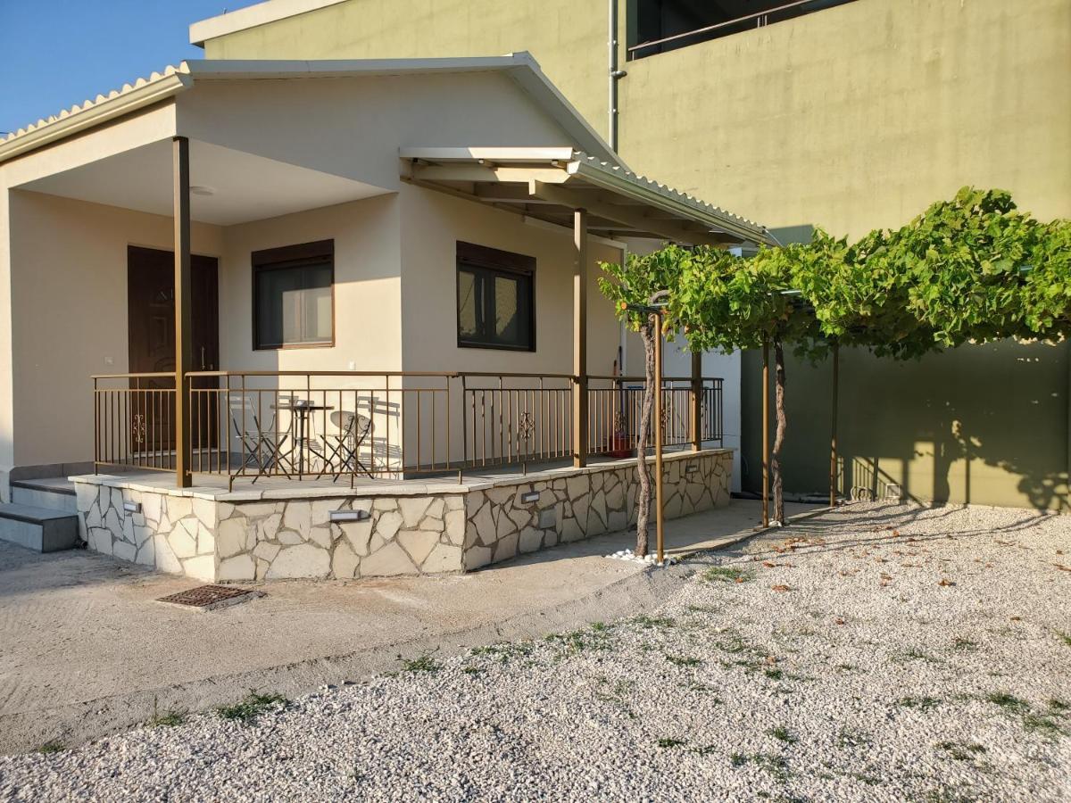 Backyard Apartment Kalligoni エクステリア 写真